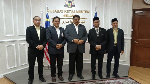 Kunjung Hormat UiTM ke Pejabat Ketua Negeri Melaka